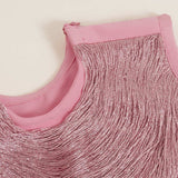 Vestido de noche rosa con flecos y vendajes