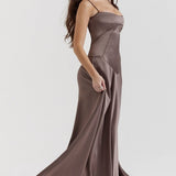 Elegante vestido de noche largo con tirantes finos y espalda escotada.