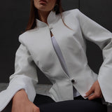 Chaqueta de cuero ajustada con cuello alto