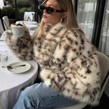 Abrigo con cuello de piel sintética y estampado de leopardo