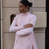 Conjunto de dos piezas: vestido de tirantes de punto y cárdigan largo ajustado
