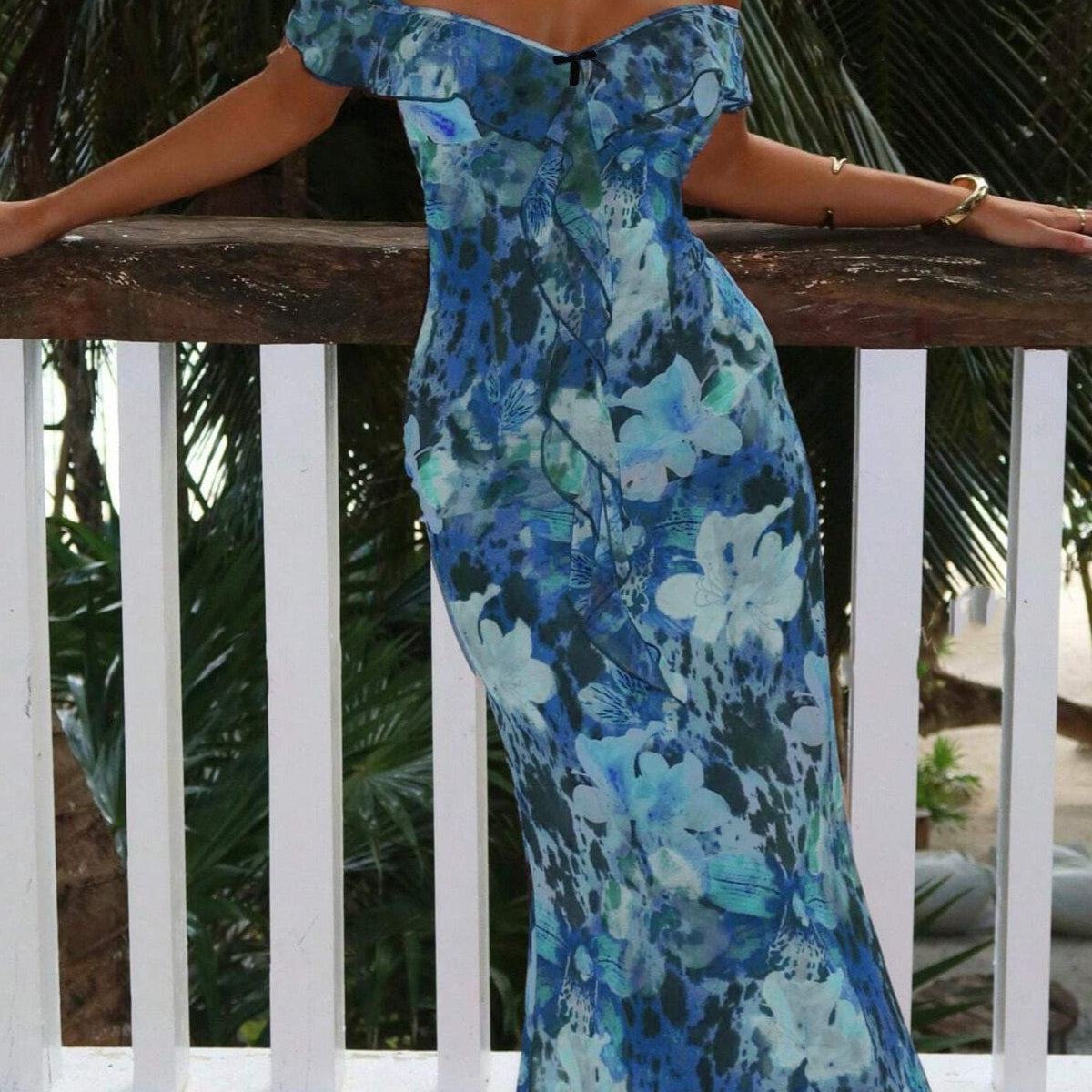 Vestido maxi sexy, sin tirantes, estampado, con volantes y ajustado.