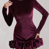 Lujoso minivestido de terciopelo con cuello redondo plisado y mangas largas.