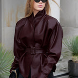 Gabardina de cuero con cuello alto