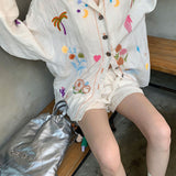 Blusa de lino con bordados ricos y vibrantes.