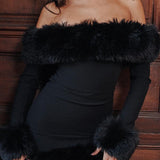 Vestido mini ajustado con paneles esponjosos, diseño con hombros descubiertos y cintura ceñida.