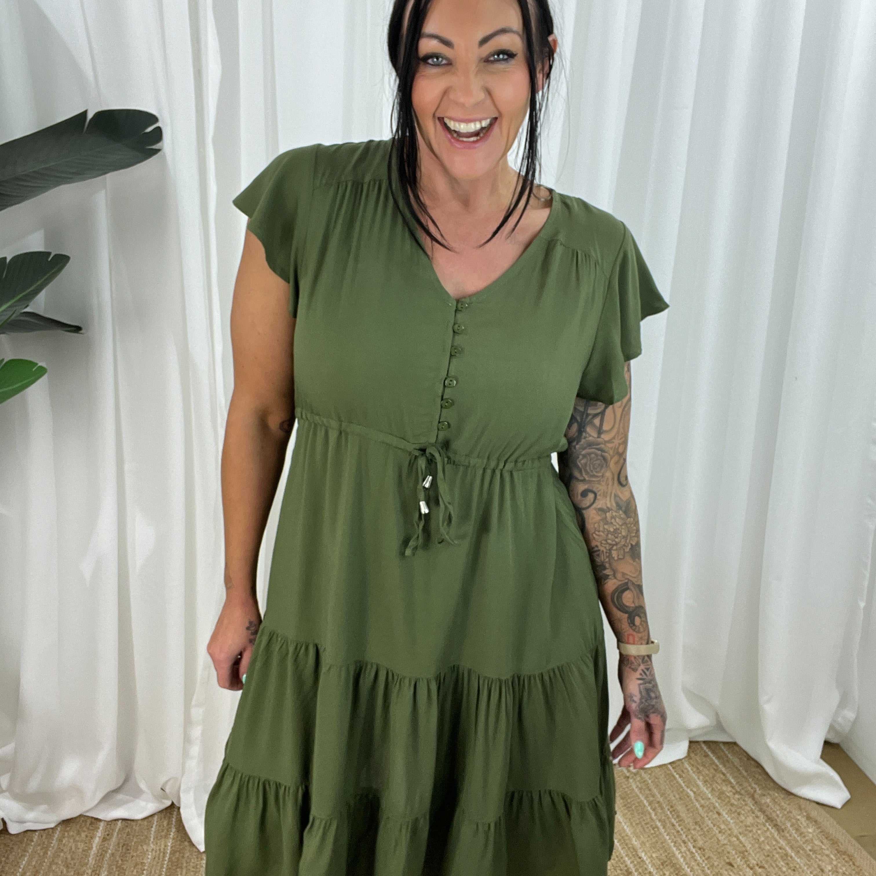 Vestido de mujer – Corte informal – Mangas con volantes – Cuello en V – Botones y cintura ajustable