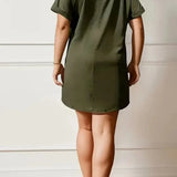 Elegante vestido cruzado con cinturón ajustable para mujer.