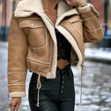 Elegante abrigo de moto con cuello de piel sintética: atemporal, cómodo y diseñado para mujer.