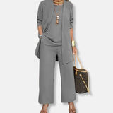 Traje de mujer: Chaqueta abierta y fluida, pantalón ancho, tejido suave y transpirable.
