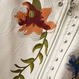 Chaqueta de cuero para mujer – Corte entallado – Bordado floral – Estilo motero con tachuelas