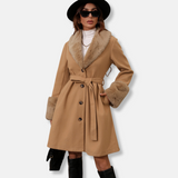 Gabardina de mujer – Corte entallado – Cuello y puños de piel – Cinturón ajustable
