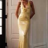 Vestido largo sin espalda con lentejuelas florales.