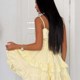 Vestido mini asimétrico con tirantes finos de encaje y paneles, cintura atada.