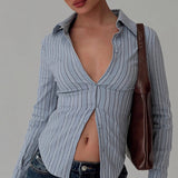 Blusa ajustada de rayas con cuello abotonado y mangas largas