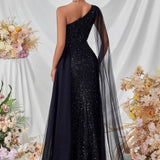 Vestido de noche con paneles de malla con lentejuelas.
