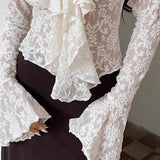 Elegante blusa de encaje blanco con mangas acampanadas