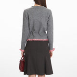 Blusa corta con paneles de punto, ajustada a la cintura.