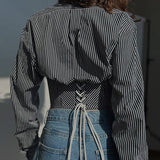 Blusa corta de rayas con cintura ajustada y cuello alto