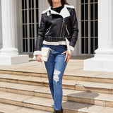 Chaqueta de ante forrada con piel de oveja y con cinturón.