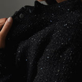 Chaqueta de lentejuelas con cuello alto y bolsillos.