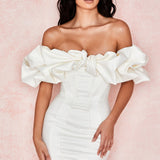 Vestido de noche corto con volantes y ballenas