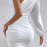 Vestido corto, asimétrico, fruncido y con hombros descubiertos en seda color leche.