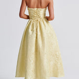 Elegante vestido de noche sin tirantes