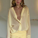 Vestido camisero ajustado con cuello y corte entallado, minivestido