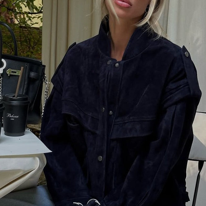 Chaqueta de ante con bolsillos y hombros anchos.
