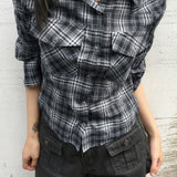 Blusa camuflaje de manga larga, cintura entallada y talle corto.