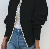 Chaleco de punto grueso con cuello redondo adornado con perlas.