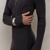 Elegante y divertido mini vestido trapecio de punto con cuello alto y mangas largas.
