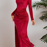Elegante vestido de noche de terciopelo fruncido con mangas largas y abertura en la cintura.