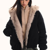 chaqueta aislante con capucha de piel