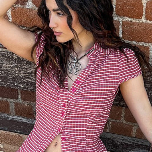 Blusa entallada con estampado de cuadros preppy y cuello abotonado.