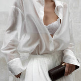 Blusa blanca vintage de alta gama con cuello y corte holgado.