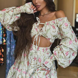 Vestido corto de encaje calado con hombros descubiertos