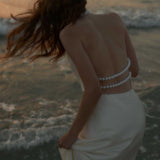 Vestido de noche largo de satén con escote en V y espalda abierta.