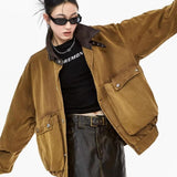 Chaqueta de trabajo con bolsillos, corte informal.