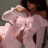Elegante conjunto de falda con volantes, mangas largas y hombros descubiertos