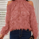 Elegante blusa de hombros descubiertos adornada con plumas para mujer