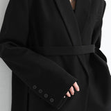 Blazer con hombreras y cinturón