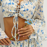 Conjunto de dos piezas: top corto con escote cuadrado y volantes para atar en la parte delantera, pantalón jogging de tiro bajo y top corto floral con volantes.