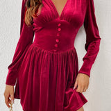 Vestido corto entallado de terciopelo con manga larga y escote en pico, abotonado.