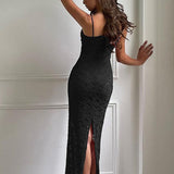 Vestido maxi sexy ajustado con tirantes finos y aberturas de encaje.