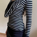 Blusa ajustada a rayas con diseño de hombros descubiertos y mangas largas.