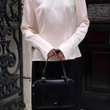 Blusa de satén a rayas con cuello alto y cintura ajustada