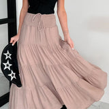 Falda larga de corte A con cintura alta y cordón en contraste, estilo bohemio chic.