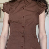 Una blusa con mangas abullonadas y cuello alto, dulce y picante a la vez.